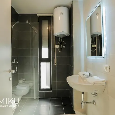 Miku - Bright 1 Bedroom At Olympic Lägenhet Tirana